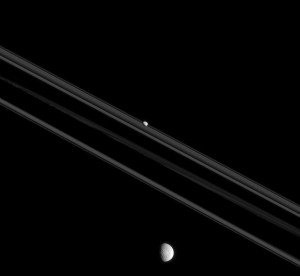 Les anneaux et les lunes Mimas et Pandora ©-NASA/JPL/Caltech/Space-Science-Institute
