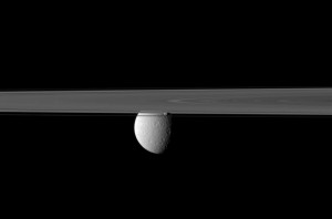 L'anneau de Saturne et la petite lune Prometheus © NASA/JPL/Space-Science-Institute