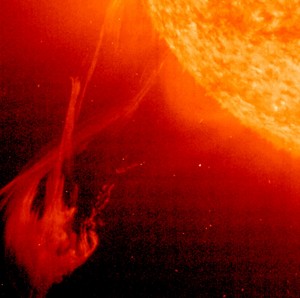 Des violentes éjections de masse engendrent des ondes de choc qui se déplacent à travers le disque solaire. Grâce au télescope EIT, il est possible de déterminer la direction du mouvement de l'onde de choc (© ESA/NASA)